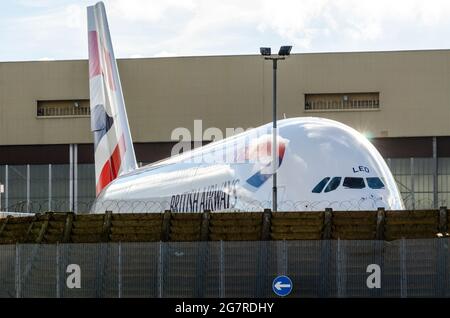 British Airways Airbus A380 superjumbo aereo jet G-XLED parcheggiato all'interno della recinzione perimetrale all'aeroporto di Londra Heathrow, Regno Unito. Nascosto Foto Stock