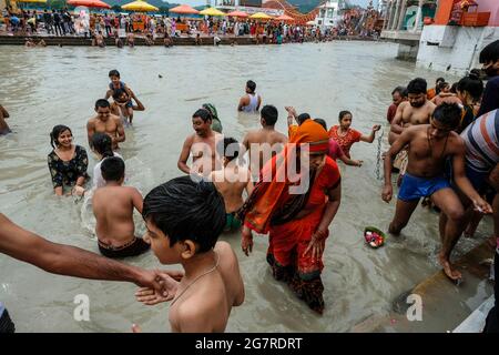 Haridwar, India - 2021 luglio: Pellegrini che nuotano nel fiume Gange a Haridwar il 14 luglio 2021 a Uttarakhand, India. Foto Stock