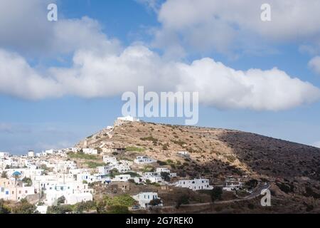 Isola di Sikinos, Grecia. Vista spettacolare sulla città vecchia, il Kastro. Bellissimo paesaggio con sole e ombra. Cielo blu con nuvole. Spazio di copia. Foto Stock