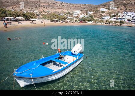 Sikinos - Grecia - Settembre 22 2018 : piccola barca in una baia pittoresca con spiaggia sabbiosa. I turisti godono di una posizione appartata e splendida. Foto Stock