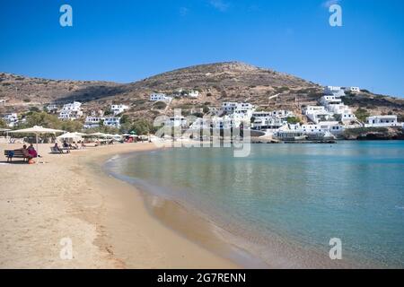 Isola di Sikinos - Grecia - Settembre 22 2018 : bella spiaggia appartata in una baia tranquilla. I vacanzieri godono del sole estivo. Blue Sky e Copy Spa Foto Stock