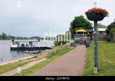 Piccolo traghetto che attraversa il fiume Mosa vicino Arcen villaggio olandese Foto Stock