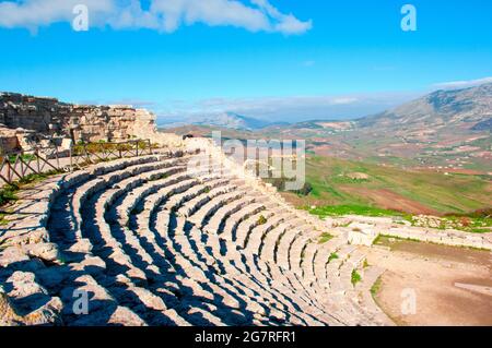 Le rovine del teatro greco di Segesta, Sicilia, Italia Foto Stock