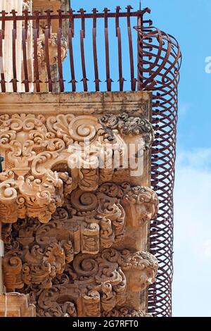 Noto - dettagli barocco del balcone presso il Palazzo Villadorata (Palazzo Nicolaci), Noto, Sicilia, Italia UNESCO Foto Stock