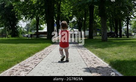 Bambina in passeggiate su Stone Path in Green Park Foto Stock