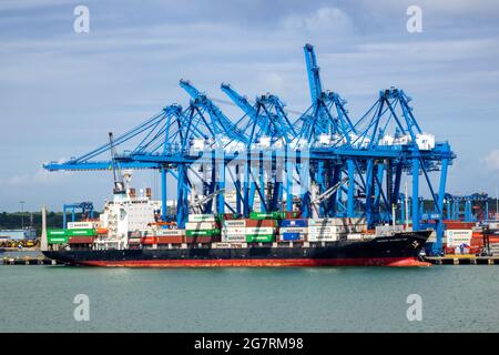 Maersk Wilmington Container Cargo Ship a Port Colon Repubblica di Panama contro uno sfondo di gru Foto Stock