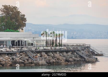 vista del ristorante vuoto sulla spiaggia di mare della città copia spazio Foto Stock