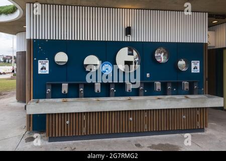 Sydney, Australia. Venerdì 16 luglio 2021. Servizio di lavaggio a mano a Bondi Beach. Le restrizioni di blocco sono state rafforzate ed estese a causa della variante Delta dei casi COVID-19 in tutta Sydney, le Blue Mountains e l'area della Central Coast. L'esercizio è limitato a due persone per gruppo e le persone devono remian entro un raggio di 10 km dalla loro casa. Credit: Paul Lovelace/Alamy Live News Foto Stock