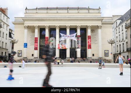 L'installazione contro, parco giochi dell'agenzia Titan, pista dedicata a rollerblading, lavoro della manifestazione artistica 'Voyage à Nantes' su Place Graslin. Sulla facciata del teatro, pretese dal settore artistico e dal mondo della cultura. Nantes, Francia il 14 luglio 2021. Foto di Ruaud M/ANDBZ/ABACAPRESS.COM Foto Stock