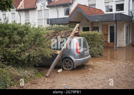 Sinzig, Germania. 16 luglio 2021. La casa Lebenshilfe-Haus per disabili. La pioggia pesante ha anche portato a un'inondazione estrema qui. A causa del rapido aumento dell'acqua, dodici persone non potevano più essere salvate dalle inondazioni dell'Ahr. Credit: Thomas Frey/dpa/Alamy Live News Foto Stock