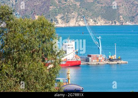 Vista ad alto angolo del porto di Skikda, contenitori per la spedizione, petroliere. Foto Stock