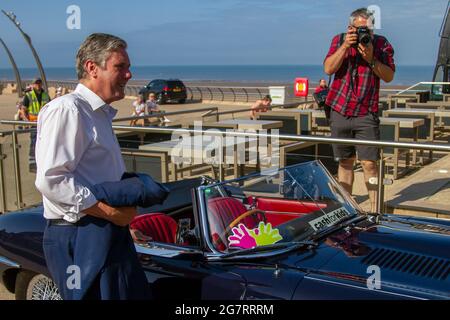 Blackpool, Lancashire. UK Entertainment; 16 luglio 2021 Sir Keir Rodney Starmer a Blackpool per la prima colazione Show on Hits radio: Il leader del lavoro Keir Starmer sarà a Blackpool oggi per dare il via a un'estate sulla strada che parla alle comunità. Durante una visita di due giorni, terrà una serie di riunioni ed eventi in tutto il resort per lanciare proposte di lavoro, tra cui un piano di recupero per bambini di £15 miliardi. Credit: MediaWorldImages/Alamy Live News Foto Stock