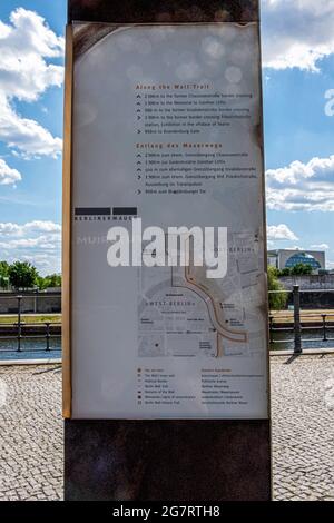 Punto informativo con informazioni audio sulla storia del muro di Berlino e mappa a Kapelle-Ufer, Mitte Berlin. Foto Stock