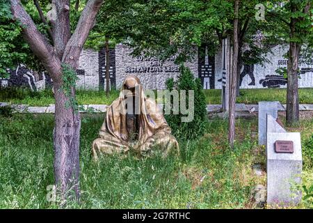 Parte della scultura "Guardiani del tempo" dell'artista austriaco Manfred Kielnhofer al Memoriale del Parlamento degli alberi, passeggiata Schiffbauerdamm, Mitte, Berlino. Foto Stock