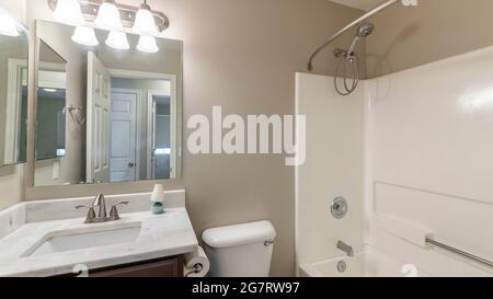 Pano piccolo bagno interno con lavandino e specchio Foto Stock
