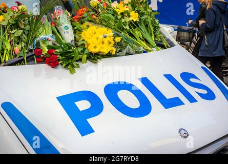 Stoccolma, Svezia - 09 Aprile 2017: fiori su un furgone della polizia. carrello attentato nel centro di Stoccolma, Svezia Foto Stock