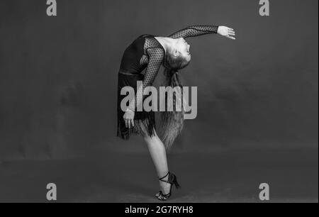 carina bambina in sala da ballo vestito in posa mentre balla, ballerina Foto Stock