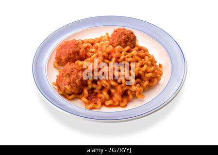 Fusilli lunghi con buca, pasta di Gragnano, Italia con polpette di pomodoro in piatto con bordo blu, isolati su bianco Foto Stock