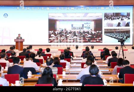 Pechino, Cina. 16 luglio 2021. Xia Baolong, vicepresidente del Comitato nazionale della Conferenza politica consultiva del popolo cinese e capo dell'Ufficio Affari di Hong Kong e Macao del Consiglio di Stato, Interviene in un simposio ad alto livello che celebra il primo anniversario dell'emanazione della legge sulla salvaguardia della sicurezza nazionale nella Regione amministrativa speciale di Hong Kong (HKSAR) a Pechino, capitale della Cina, il 16 luglio 2021. Credit: Liu Bin/Xinhua/Alamy Live News Foto Stock