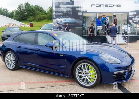Porsche Panamera Turbo S Sport Turismo e-Hybrid in Gentian Blue, Millbrook Test Track, Bedfordshire, UK Foto Stock