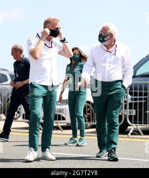 Parte Proprietario del Team di F1 Aston Martin Lawrence Stroll (a destra) arriva per le prove libere per il Gran Premio di Gran Bretagna a Silverstone, Towcester. Data immagine: Venerdì 16 luglio 2021. Foto Stock