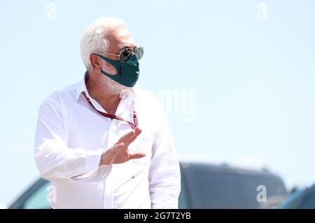 Il proprietario della parte Aston Martin F1 Team Lawrence Stroll arriva per le prove per il Gran Premio di Gran Bretagna a Silverstone, Towcester. Data immagine: Venerdì 16 luglio 2021. Foto Stock