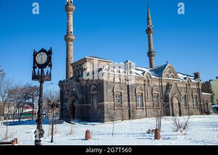 Kars/Turchia - 01/22/2016: La Moschea di Fethiye, che era stata costruita come chiesa (Aleksandr Nevski Church), è uno dei simboli di questa antica città di East Reg Foto Stock