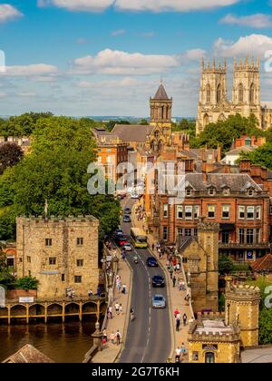 Vista aerea di Museum Street, con la cattedrale di York, York, Regno Unito Foto Stock