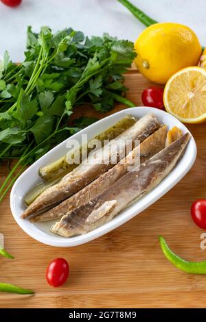 Sgombro di filetto su fondo di legno. Piatti di pesce Foto Stock