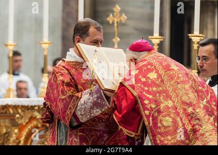 Roma, Italia. 16 Set 2017. 16 settembre 2017 : Mons. Guido Pozzo celebra la Santa Messa in un antico rito nel decimo anniversario del motu proprio 'Summorum Pontificum' di Papa Benedetto XVI all'altare della Cattedra nella Basilica di San Pietro in Vaticano. Credit: Agenzia fotografica indipendente/Alamy Live News Foto Stock