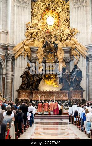 Roma, Italia. 16 Set 2017. 16 settembre 2017 : Mons. Guido Pozzo celebra la Santa Messa in un antico rito nel decimo anniversario del motu proprio 'Summorum Pontificum' di Papa Benedetto XVI all'altare della Cattedra nella Basilica di San Pietro in Vaticano. Credit: Agenzia fotografica indipendente/Alamy Live News Foto Stock