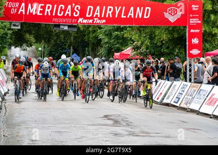 Wauwatosa, WI/USA - 26 giugno 2021: I ciclisti di categoria tre quattro uomini iniziano il criterium degli altopiani di washington in un tour della serie ciclistica americana dairyland Foto Stock