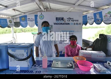 Goshaba, India. 15 luglio 2021. Il governo del Bengala occidentale ha iniziato la vaccinazione del Covid-19 sul programma della barca in un'isola di Sundarbans nel 24 del sud distretto di Parganas del Bengala occidentale. Un'iniziativa speciale dell'Amministrazione Distrettuale del Bengala Occidentale per facilitare la vaccinazione per gli isolani, dato che milioni di persone risiedono nella più grande foresta di mangrovie del mondo, residenti della Baia del delta del Bengala. Quasi 13 isole entrano in questo progetto. Credit: Pacific Press Media Production Corp./Alamy Live News Foto Stock