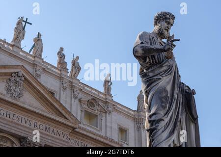 La monumentale statua di San Pietro il sito dell'Apostolo di fronte alla Basilica di San Pietro Foto Stock