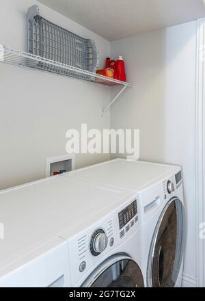 Verticale interno lavanderia con piastrelle di pietra calcarea e lavanderie Foto Stock