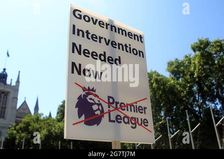 Londra, Regno Unito. 16 luglio 2021. In Piazza del Parlamento si vede un cartello che chiede al governo di intervenire presso le squadre di calcio. I tifosi del Newcastle United scendono oggi a Londra, protestando contro l'imminente acquisizione della Newcastle Utd Football Club. Venerdì 16 luglio 2021. PIC by Steffan Bowen/Andrew Orchard sports photography/Alamy Live News Credit: Andrew Orchard sports photography/Alamy Live News Foto Stock