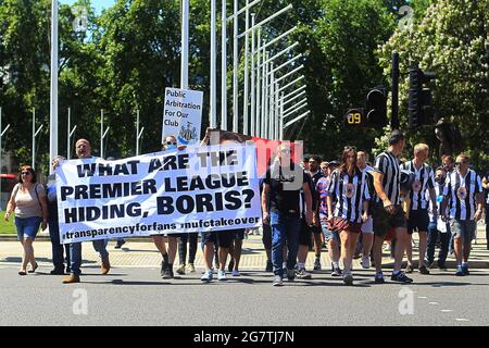 Londra, Regno Unito. 16 luglio 2021. I fan di Newcastle si dirigono verso Downing Street per continuare la loro protesta contro la Premier League. I tifosi del Newcastle United scendono oggi a Londra, protestando contro l'imminente acquisizione della Newcastle Utd Football Club. Venerdì 16 luglio 2021. PIC by Steffan Bowen/Andrew Orchard sports photography/Alamy Live News Credit: Andrew Orchard sports photography/Alamy Live News Foto Stock