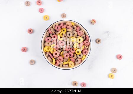 La colazione a base di cereali coloful si alletta in un ciotola Foto Stock