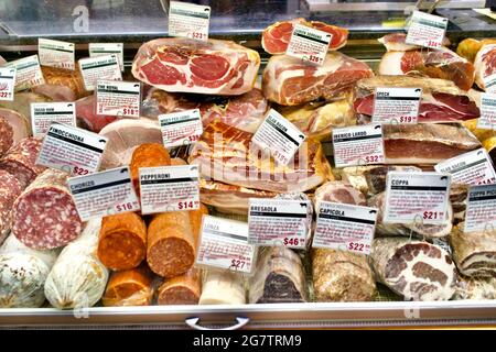 Salumi invecchiati presso il negozio di formaggi Murray's Cheese Flagship su Bleecker Street a Greenwich Village, New York City. Inaugurato nel 1940, è ora di proprietà di Kroger Co. Foto Stock