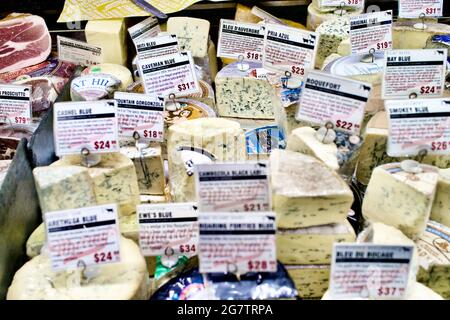 Mostra il formaggio presso il negozio di formaggi Murray's Cheese Flagship su Bleecker Street a Greenwich Village, New York City. Aperto nel 1940. Foto Stock