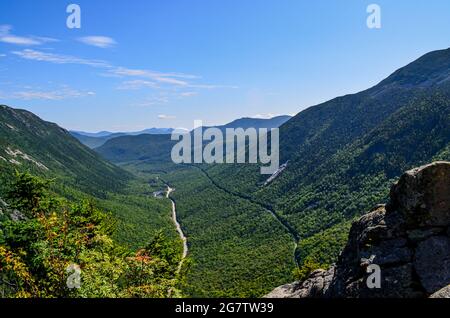 La vista dal Monte Willard nelle Montagne bianche del New Hampshire. Spazio di copia. Foto Stock