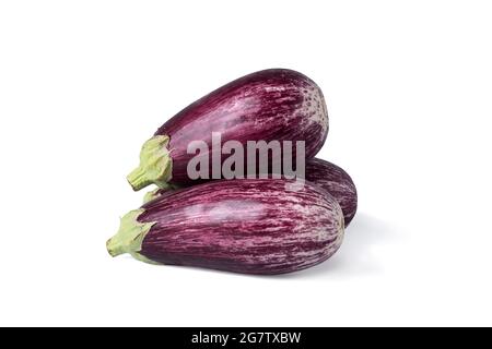 Tre melanzane a righe realistiche di tipo a variazione a forma di goccia con striato di violetto con pelle bianca d'avorio isolata su bianco Foto Stock