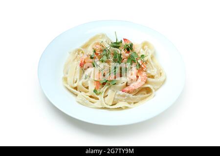 Piatto di pasta di gamberetti isolato su fondo bianco Foto Stock