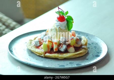 naan o roti, nan fritto con frutta e gelato Foto Stock