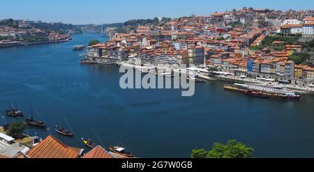 Paesaggio urbano di Porto sul fiume Douro in Portogallo Foto Stock