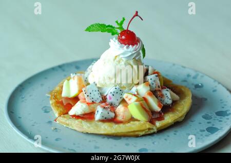 naan o roti, nan fritto con frutta e gelato Foto Stock