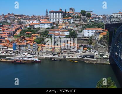 Paesaggio urbano di Porto sul fiume Douro in Portogallo Foto Stock