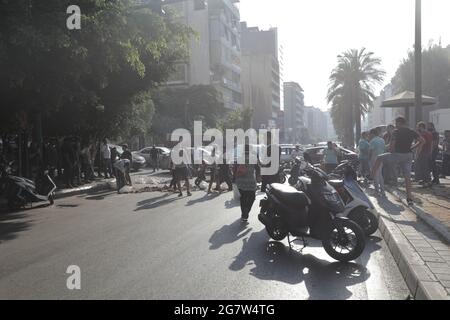 I bidoni spazzatura e le gomme brucianti bloccano le strade di Beirut dopo le dimissioni del primo ministro designato Saad Hariri, mentre la crisi libanese è aumentata giovedì (luglio 15).il primo ministro designato, Saad Hariri, è calato dopo non aver formato un governo negli ultimi otto mesi. La Lira libanese ha anche preso un naso come Hariri ha annunciato le dimissioni, scendendo da 19,500 LBP a 21,500 LBP per dollaro (secondo le app di tasso di cambio non ufficiali). Fino al novembre 2019, la Lira libanese è stata ancorata a 1,500 LBP per dollaro. Foto Stock