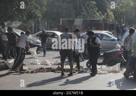 I bidoni spazzatura e le gomme brucianti bloccano le strade di Beirut dopo le dimissioni del primo ministro designato Saad Hariri, mentre la crisi libanese è aumentata giovedì (luglio 15).il primo ministro designato, Saad Hariri, è calato dopo non aver formato un governo negli ultimi otto mesi. La Lira libanese ha anche preso un naso come Hariri ha annunciato le dimissioni, scendendo da 19,500 LBP a 21,500 LBP per dollaro (secondo le app di tasso di cambio non ufficiali). Fino al novembre 2019, la Lira libanese è stata ancorata a 1,500 LBP per dollaro. Foto Stock