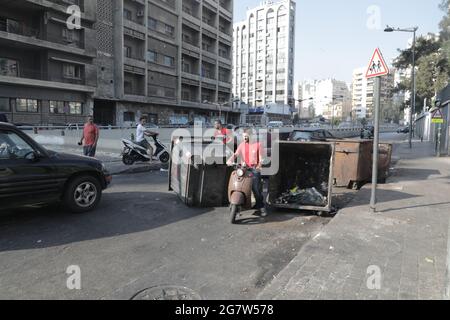 I bidoni spazzatura e le gomme brucianti bloccano le strade di Beirut dopo le dimissioni del primo ministro designato Saad Hariri, mentre la crisi libanese è aumentata giovedì (luglio 15).il primo ministro designato, Saad Hariri, è calato dopo non aver formato un governo negli ultimi otto mesi. La Lira libanese ha anche preso un naso come Hariri ha annunciato le dimissioni, scendendo da 19,500 LBP a 21,500 LBP per dollaro (secondo le app di tasso di cambio non ufficiali). Fino al novembre 2019, la Lira libanese è stata ancorata a 1,500 LBP per dollaro. Foto Stock